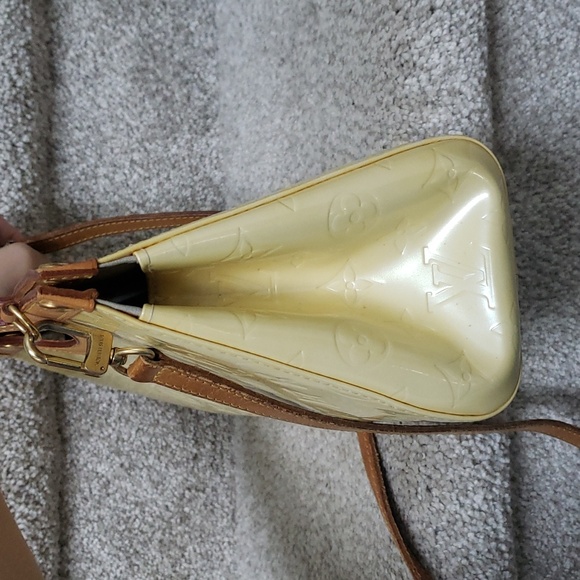 Louis Vuitton Yellow Vernis Roxbury 2 way Authentic - Picture 4 of 13